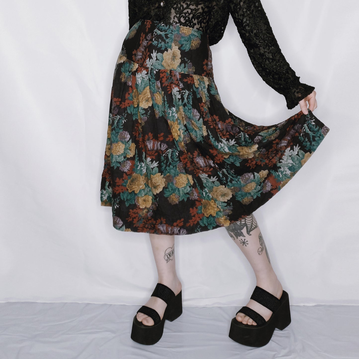 Floral Tapestry Pleated Skirt - L